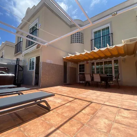 Spacious With Private Jacuzzi And Pool Access Semesterbostad *