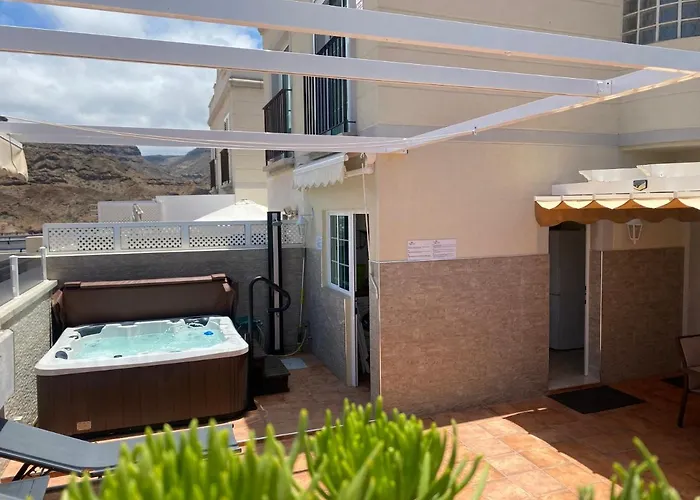 Dom wakacyjny Spacious With Private Jacuzzi And Pool Access