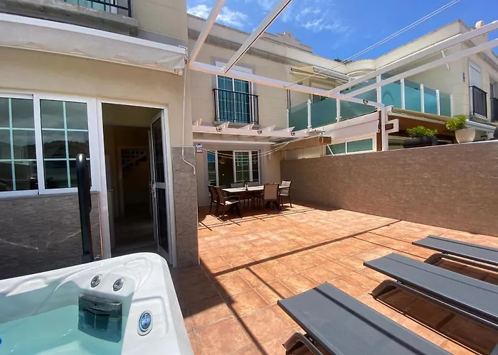 Spacious With Private Jacuzzi And Pool Access *