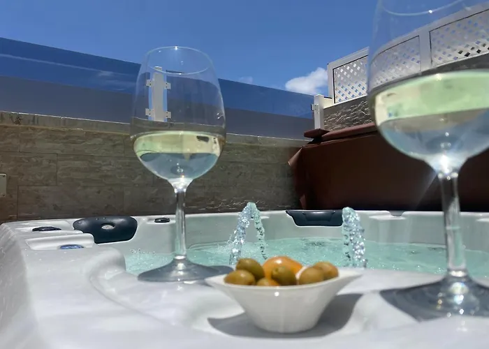 Dom wakacyjny Spacious With Private Jacuzzi And Pool Access